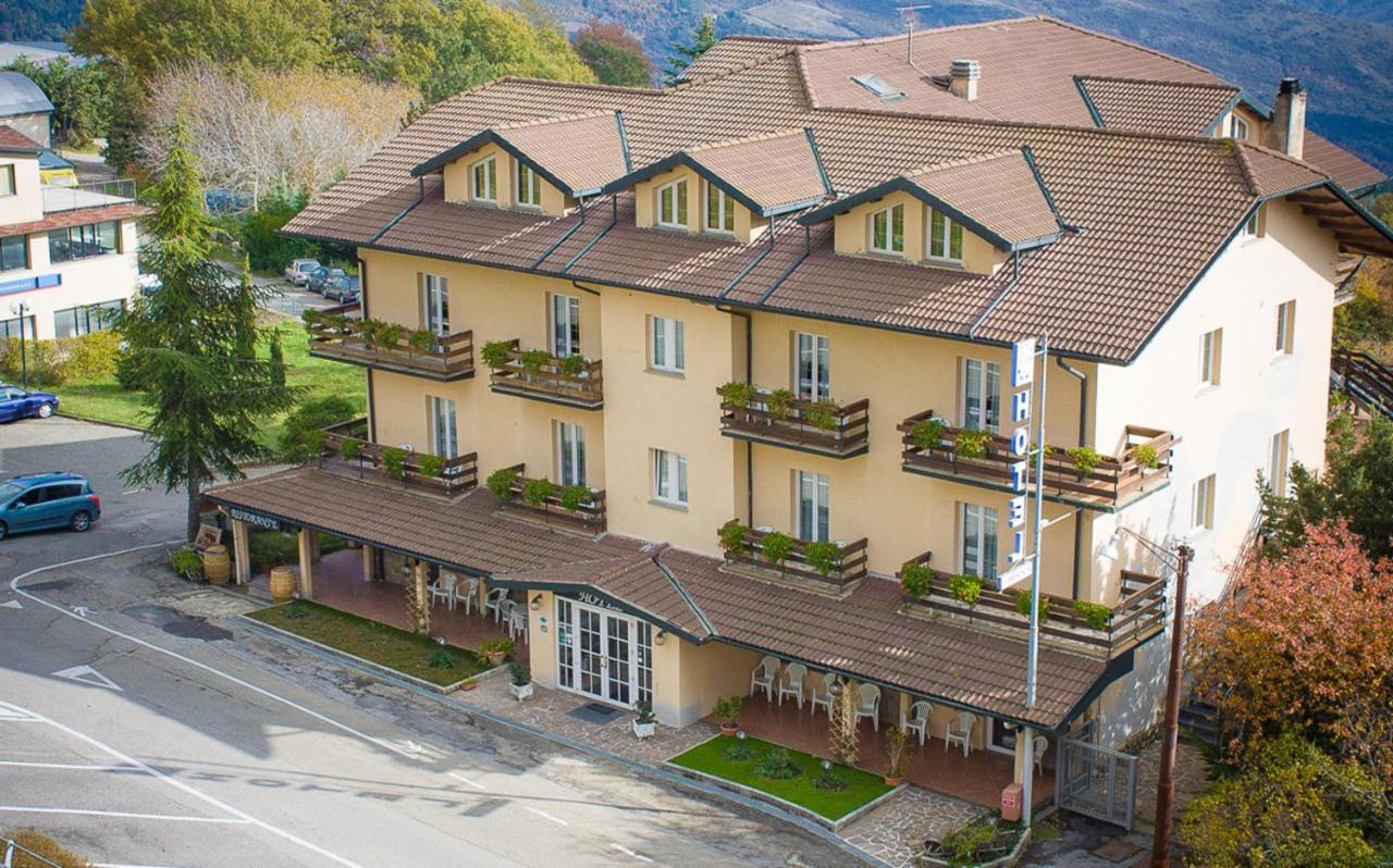 Hotel Gambrinus Аббадія-Сан-Сальваторе Екстер'єр фото